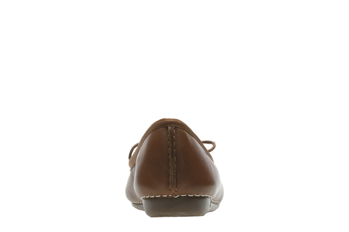 Clarks Women Tan Freckle Ice Shoes
